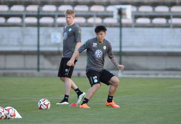 太疯狂了（德甲）留洋德甲！张稀哲、德布劳内昔日狼堡同框照，