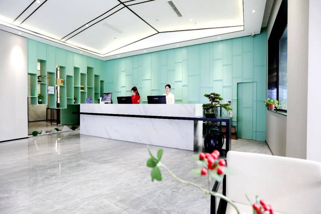 在方庄矿公司七贤谷酒店大堂,智能机器人正引导游客进行住房登记;东方