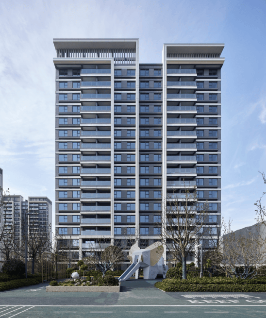 整齐排列,简洁现代的立面建筑风格,线条流畅,配色自然,金属鹰嘴滴水