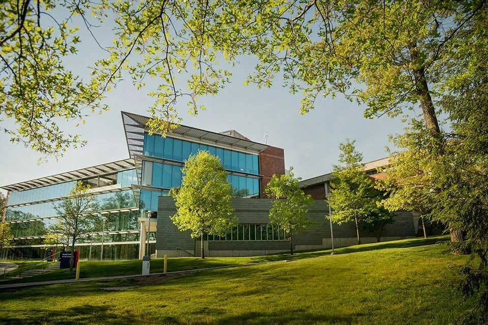 布兰迪斯大学uiuc2023-2024年的学费上涨是在过去几十年中学费稳步