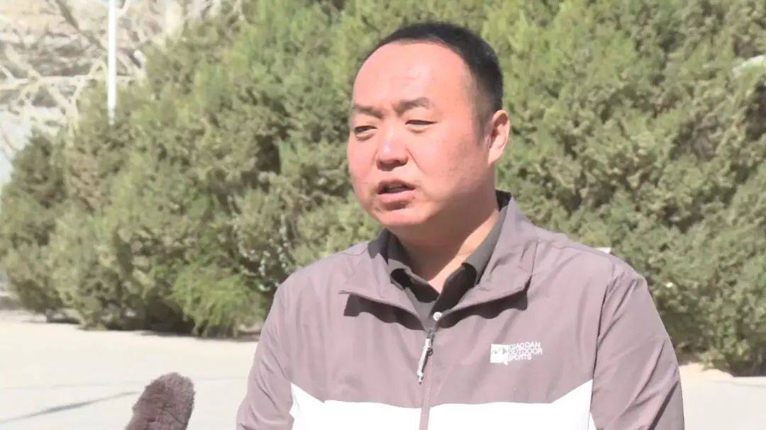 莫高镇副镇长张昊平说:"莫高镇计划种植机采棉是3200亩,现在已经开始