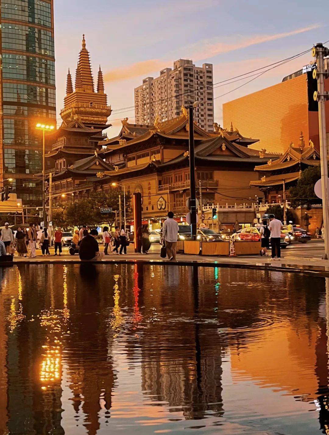 上海延安路天桥竟成网红打卡地茫茫多人只为等静安寺亮灯解锁更多宝藏