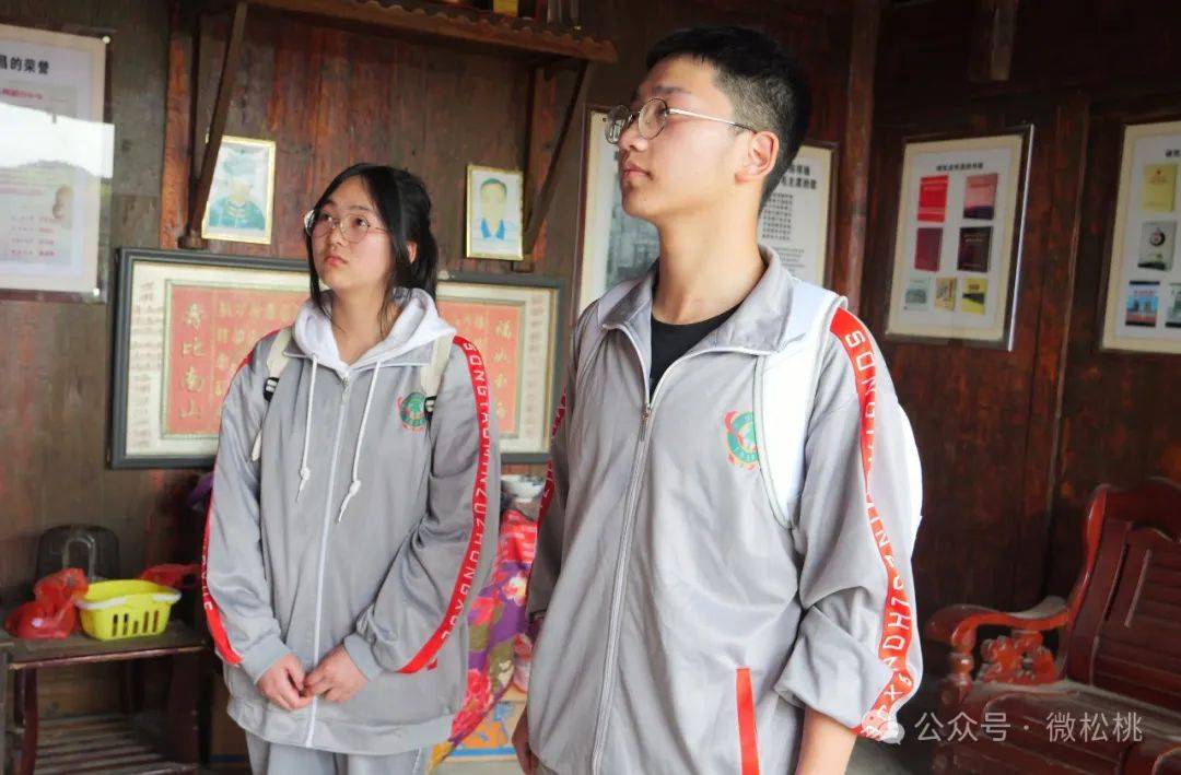 松桃民族中学学生莫丹丹说:"我来到了龙世昌的故居,在更深入了解到他