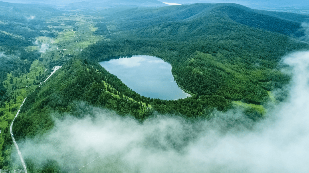 春夏秋冬任一季节"闯"进阿尔山,这里都不乏优美如画的风景.