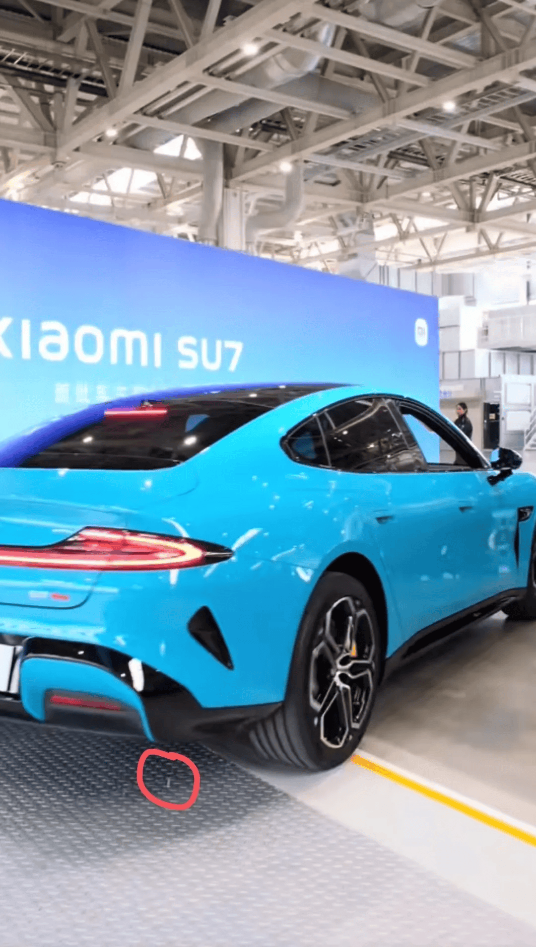 小米汽车交付首日疑螺丝掉落雷军拿放大镜看压力很大