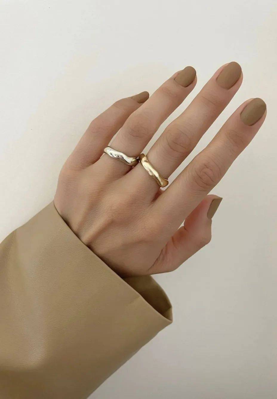 浅褐色等中性纯色调,比如tom bachik为jennifer lopez打造的乳白色