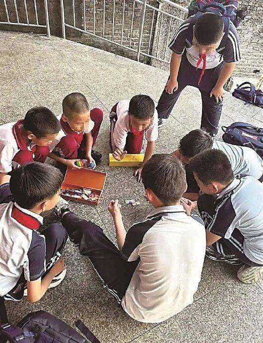 近期风靡校园学生痴迷家长担忧