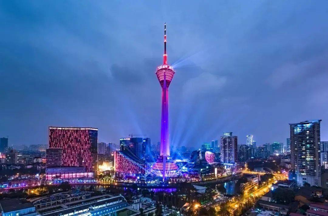 在一旁的府河,画舫船沿河顺流而下,途经成华公园,天府熊猫塔,华星桥等