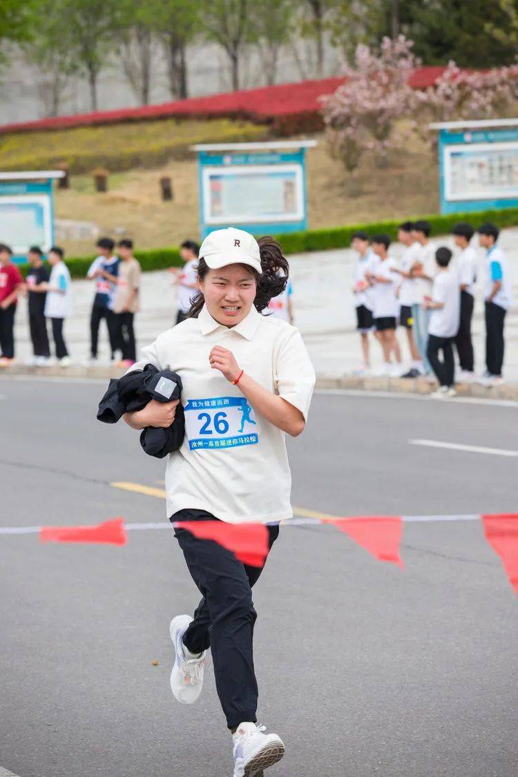 汝州一高迷你马拉松开跑