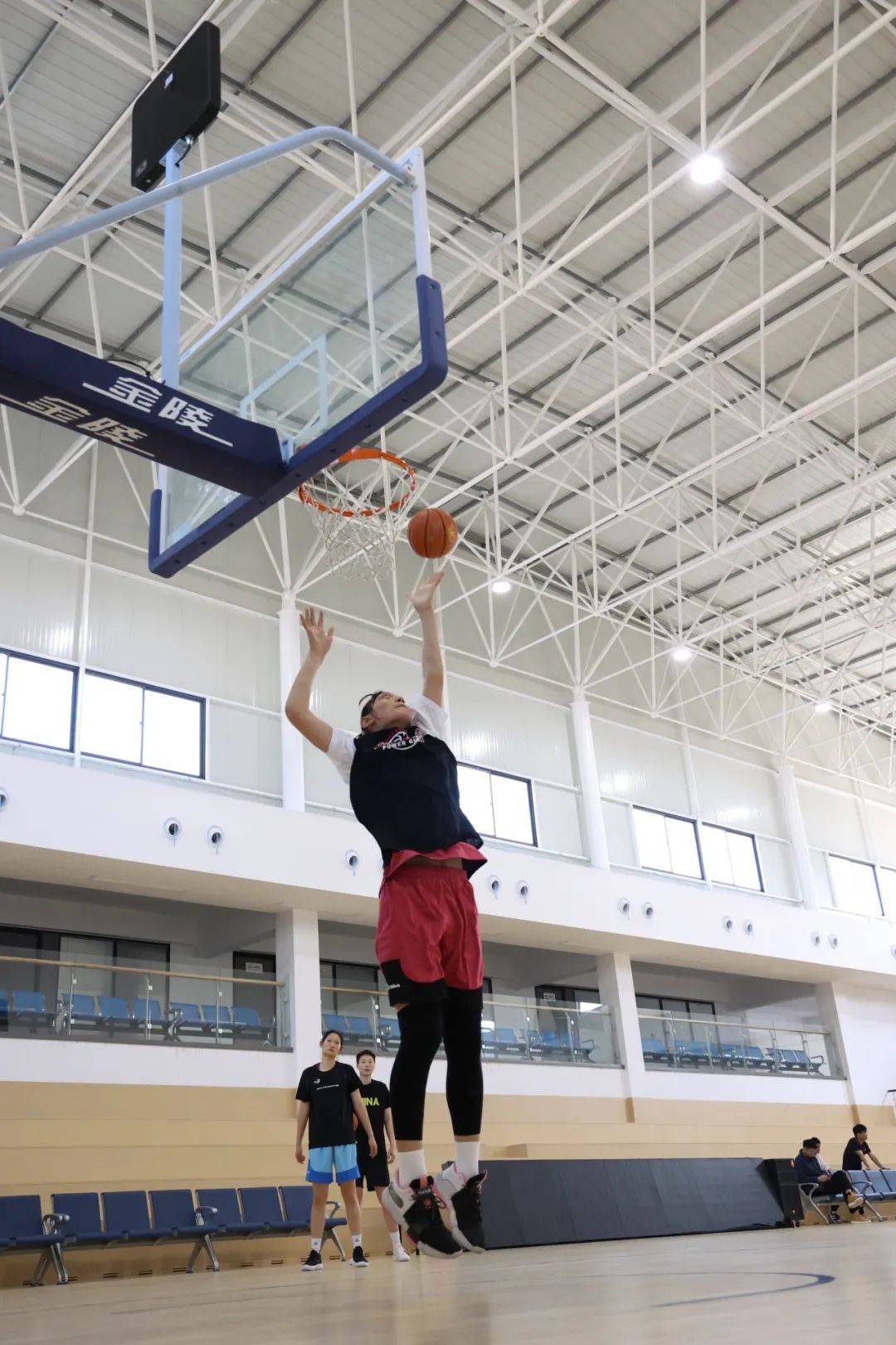 朝鲜籍球员朴珍亚来我俱乐部与球队共同训练_武汉_盛帆_篮球