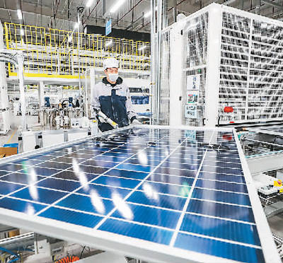 中国光伏产业领跑全球惠及世界_行业_组件_生产