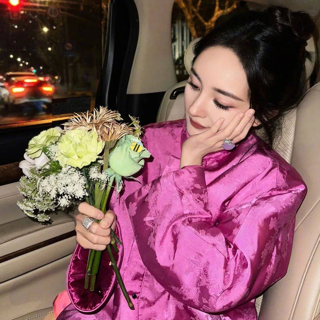 作为爆款制造机杨幂的新美甲给了我们什么灵感