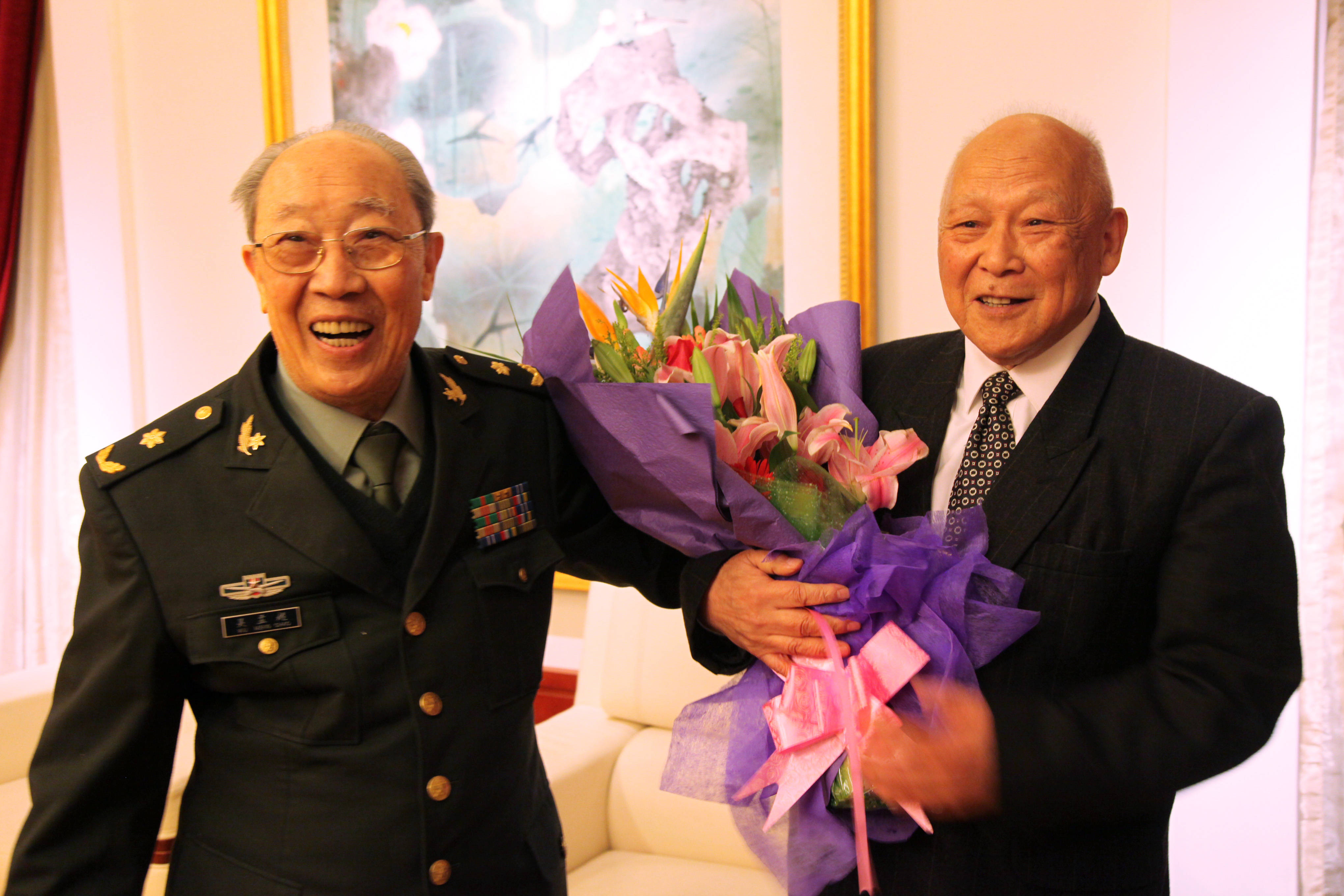 2011年,长海医院麻醉科建科50周年,吴孟超教授与王景阳教授随着新的
