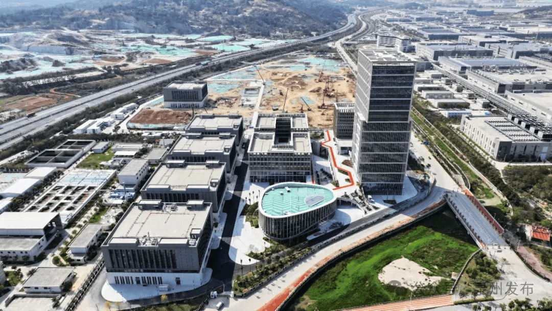 在泉州芯谷南安科创中心项目施工现场,一个现代化,高端化的产业园区
