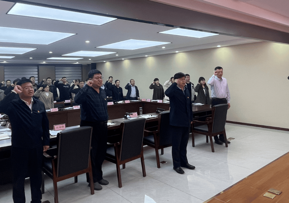 4月9日,县政府办公室机关党支部召开全体党员大会,县委副书记,县长赵