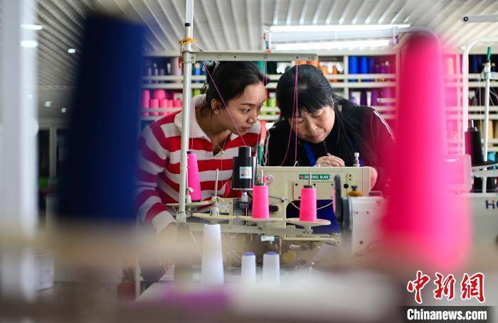 乘风踏浪的辽宁兴城泳装人