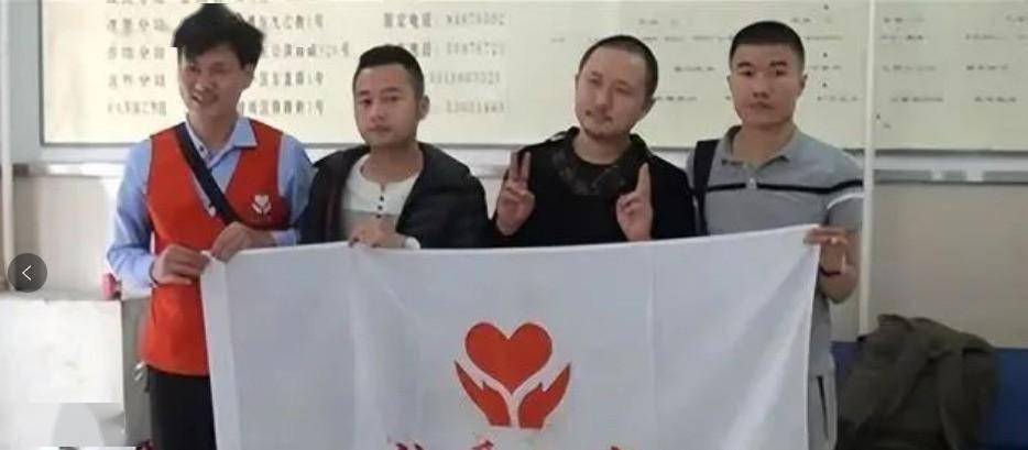 他是家喻户晓的童星,败光了千万家产,后精神分裂靠捡垃圾为生_李传