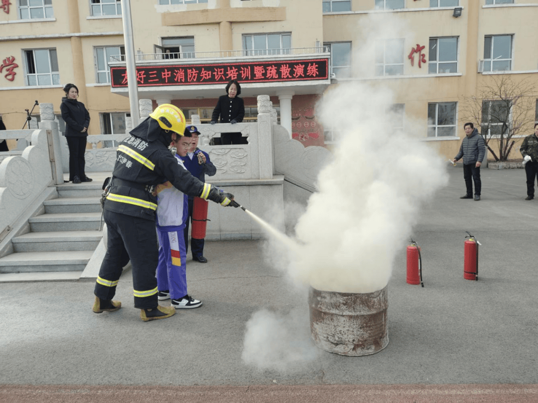 友好三中联合友好区消防救援大队开展消防知识培训暨消防疏散演练