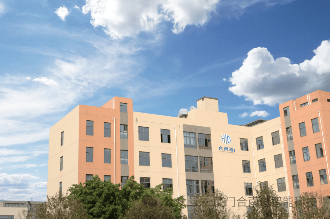 厦门唯恩电气有限公司一台台机器设备有序运转,自动完成连接器装配