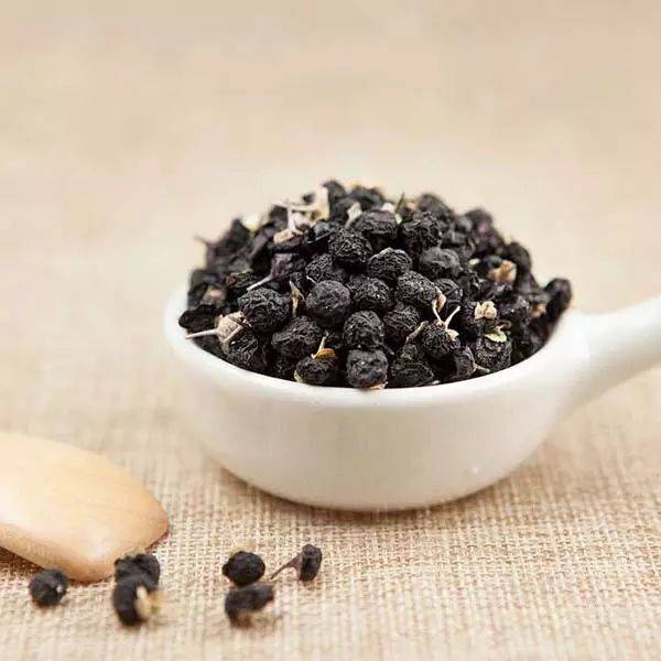 经常吃黑枸杞的人,身体不会太差,黑枸杞的保存和食用方法,请收好!_颜