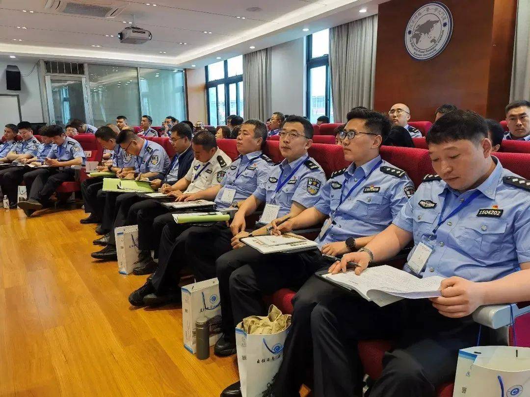 开班仪式后,厦门大学继续教育学院特聘教授,博士生导师李非为大家开启