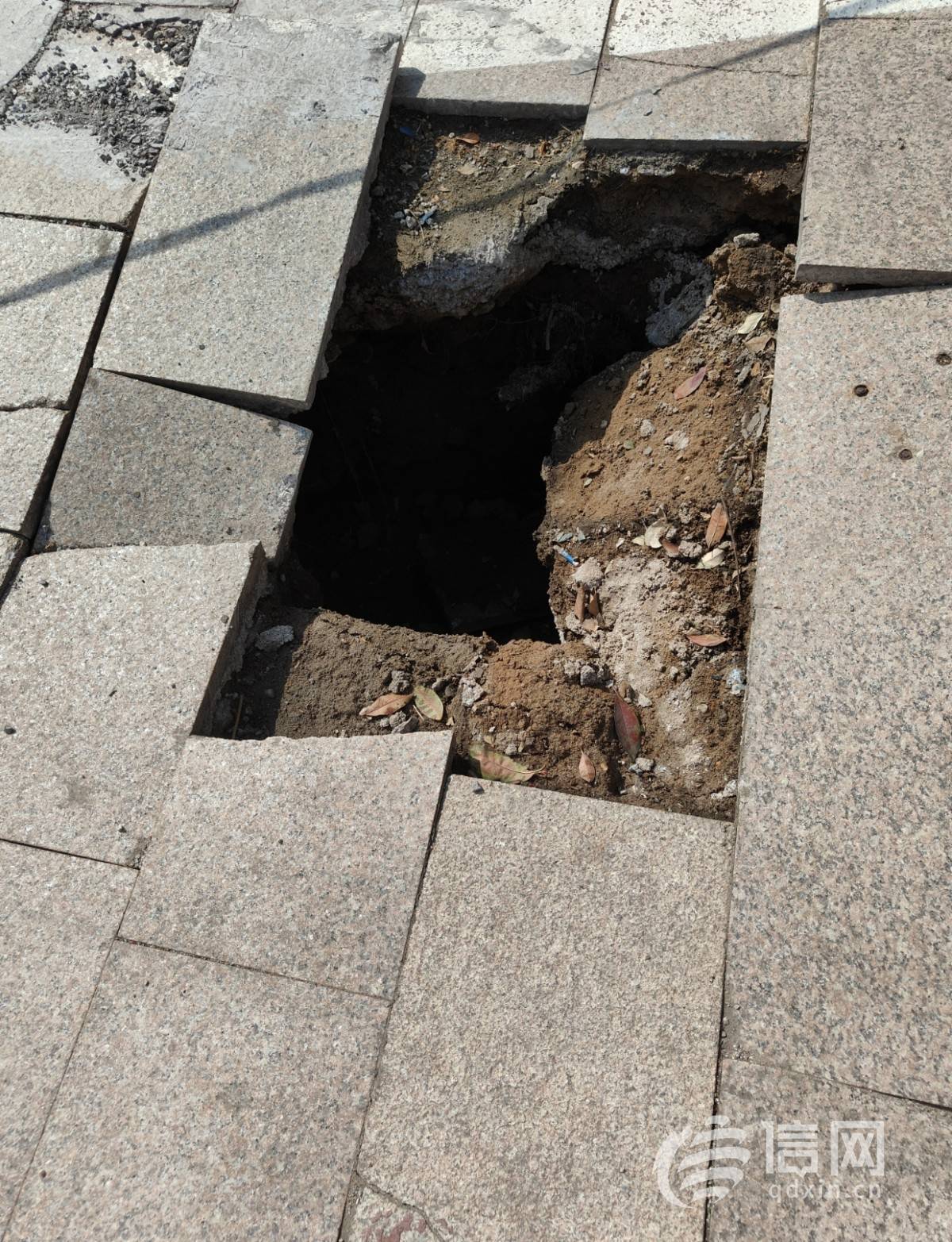 即墨13一商业区停车场地面塌陷 市民盼尽快修缮