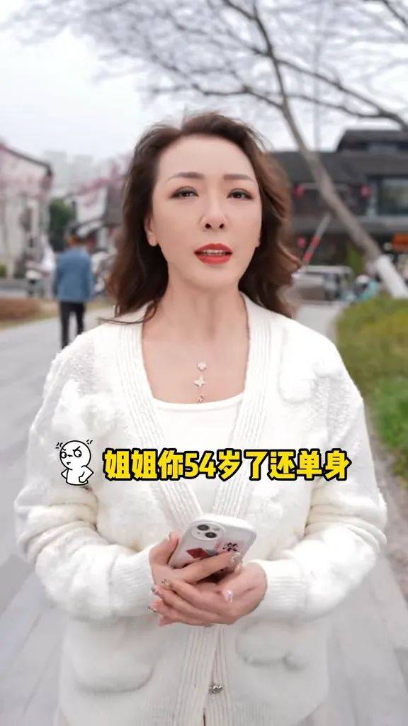 tvb前知名艺人与00后内地小鲜肉约会自嘲54岁还一直单身
