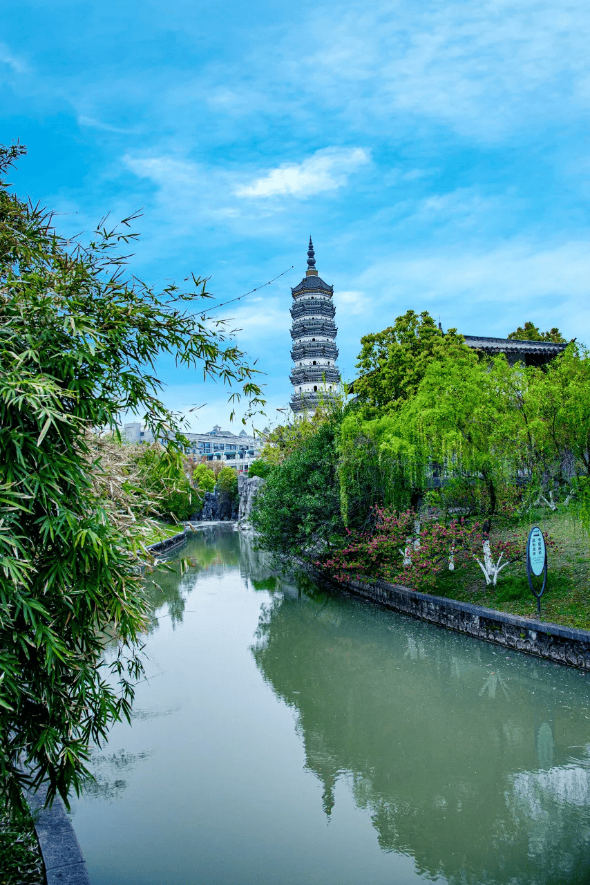 逍遥津公园,古为淝水上的津渡,又名"窦家池","豆叶池","斗鸭池".