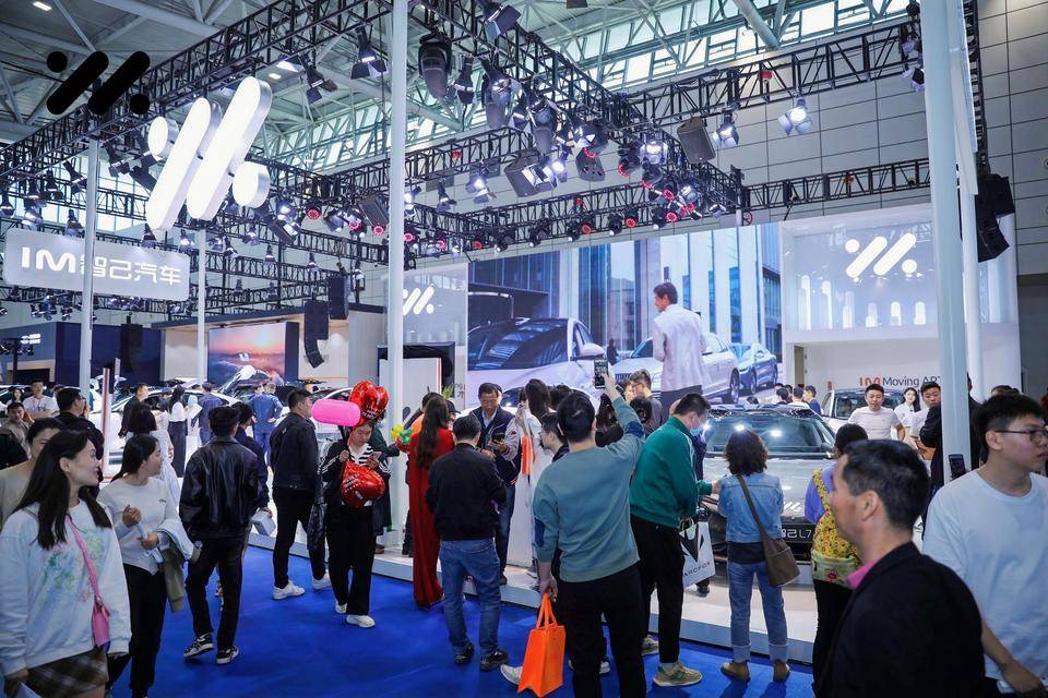 智己l6首登2024齐鲁国际车展,预售价格23万-33万元_数字_汽车_济南