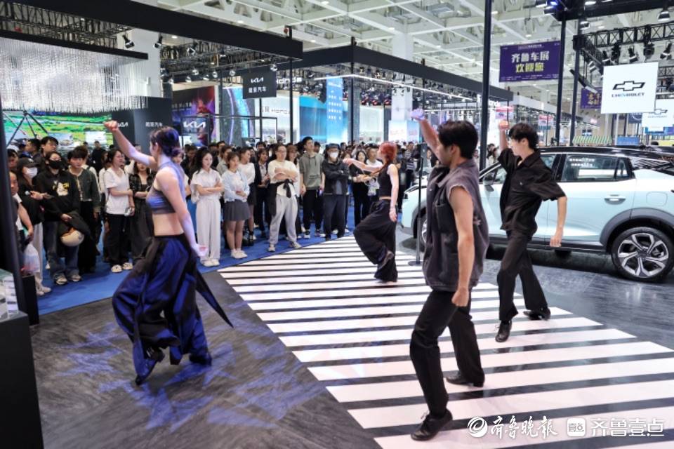 齐鲁国际车展劲歌热舞轮番登场,俊男靓女热辣养眼_搜狐汽车_搜狐网