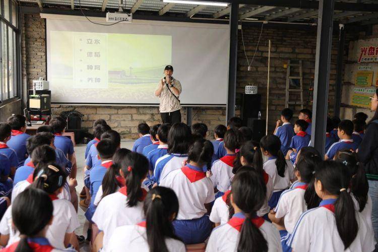 荔湾学子闹春耕劳动实践同体验荔湾小学第一届春耕节来了