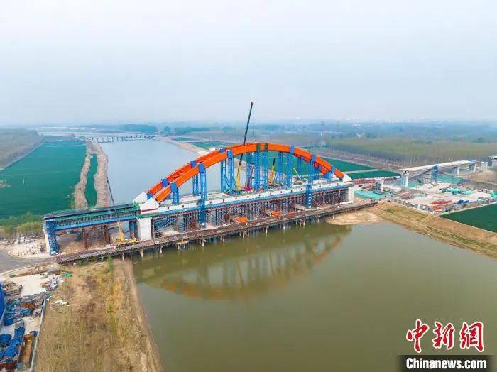 中新网津潍高铁济南联络线全线首座系杆拱桥顺利合龙