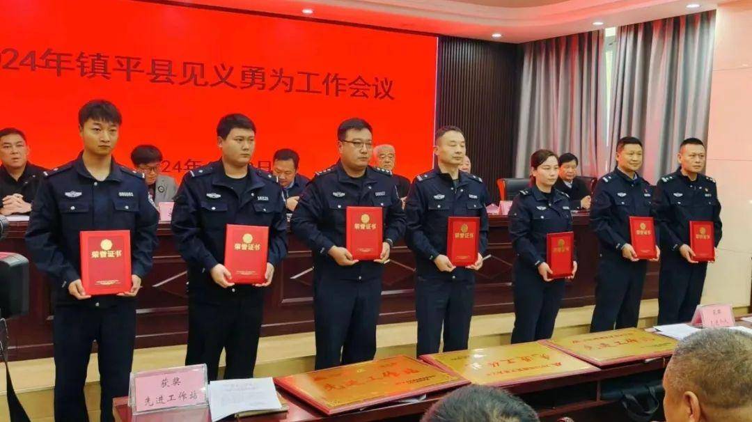 县政府副县长,公安局局长王斌,县见义勇为事业促进会会长刘相岑出席