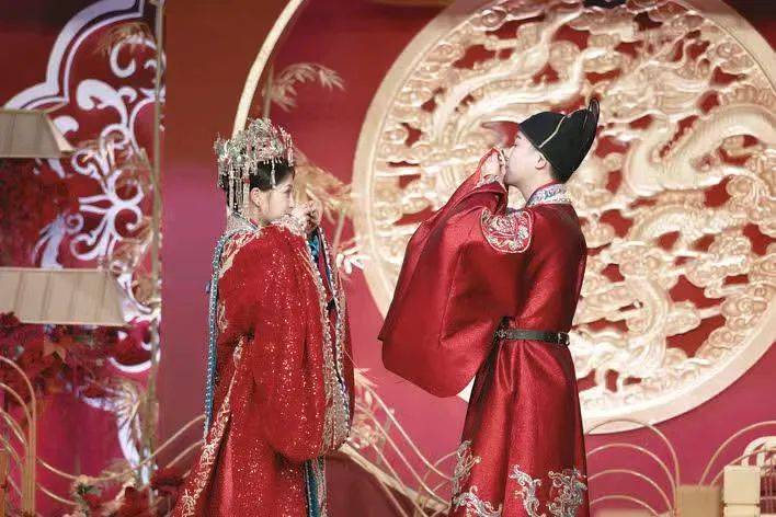 社会事务奔赴新中式婚礼凤冠霞帔式的浪漫