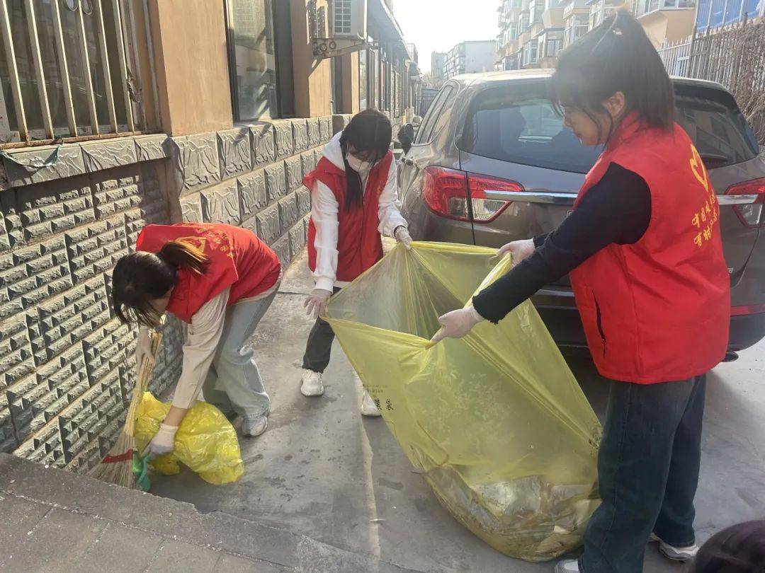 他们穿梭在包联社区内的各个角落,清"死角",扫"盲区",治"顽疾",共同