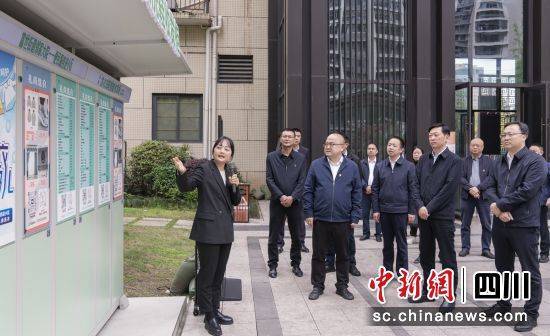 "当天,在远达盛景小区和晨光经开区跨江发展标准化厂房,调研组边走边