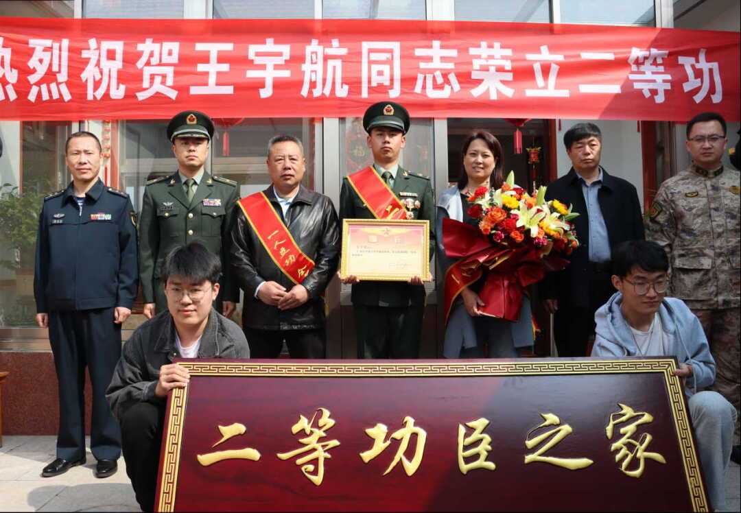 来到王宇航家中,军地领导分别为王宇航的家人佩戴上荣誉绶带,送上