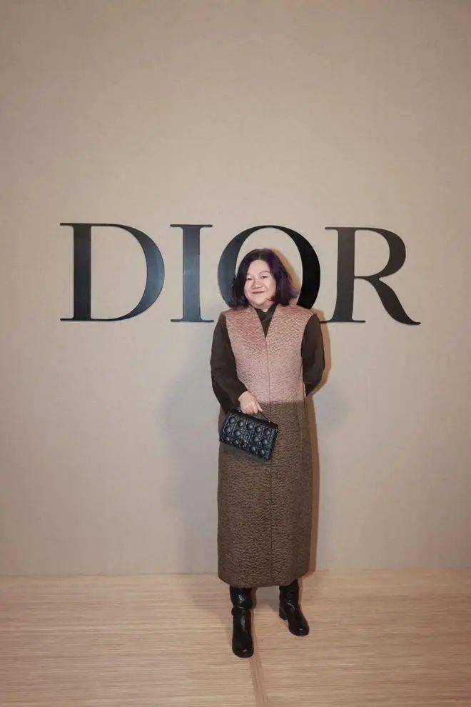 洪晃不光脸不整容晒照还不修图连走国际红毯都穿帆布鞋穿旗袍比巩俐更