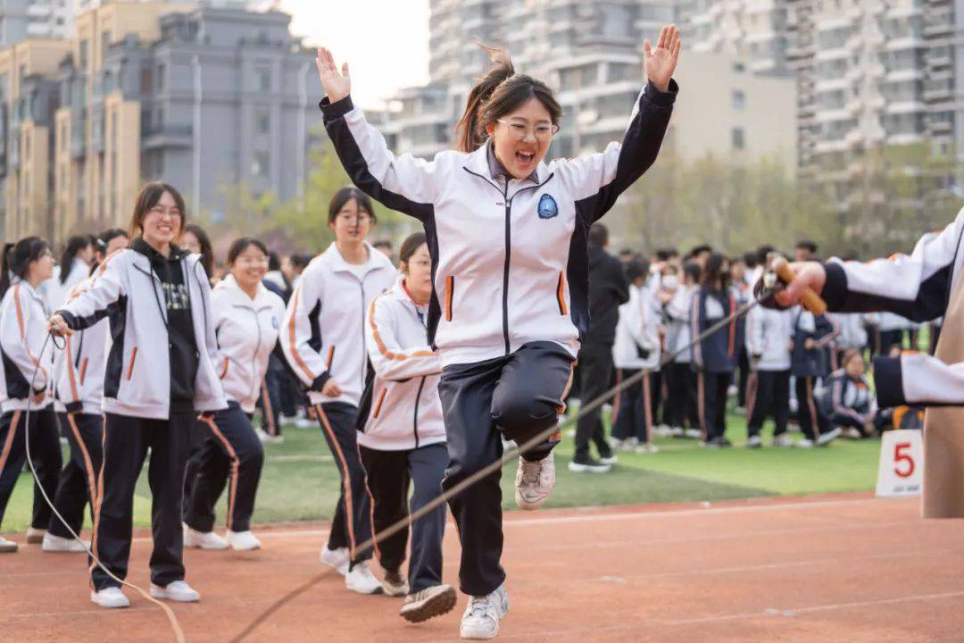 日照实验高中举行"增活力 赋新能"系列趣味活动之春季跳绳比赛