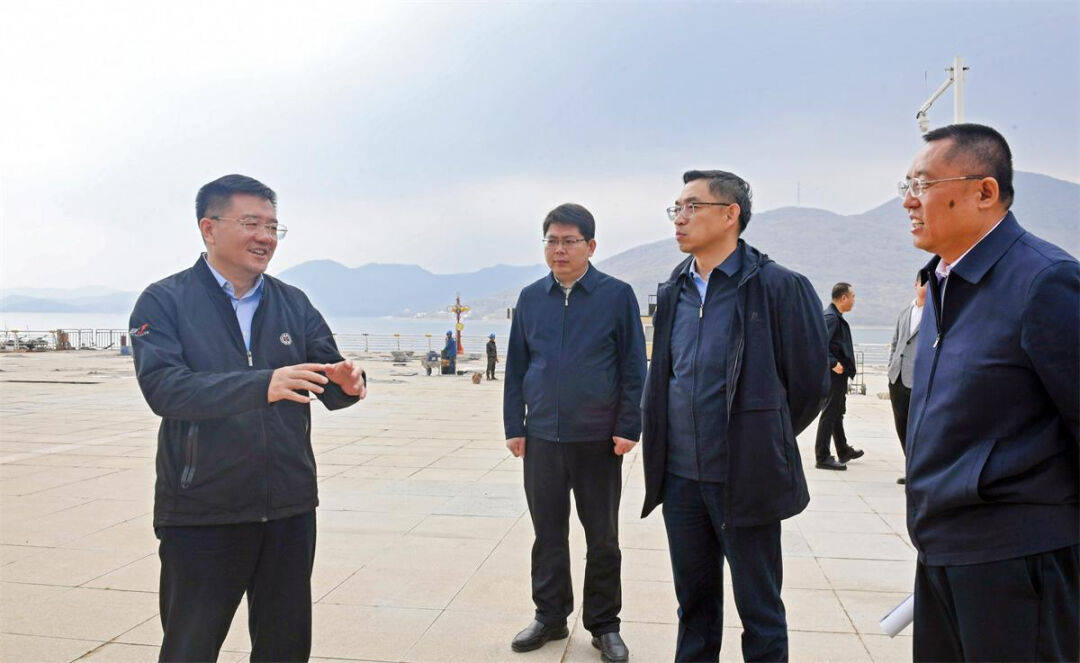 图为市长王吉(左一)在松花湖景区坝东大禹广场,调研松花湖景区完善