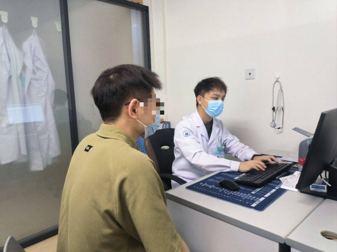 曹灿医生询问李先生每次晕倒前有没有做过相同的事,可是他却想不起来