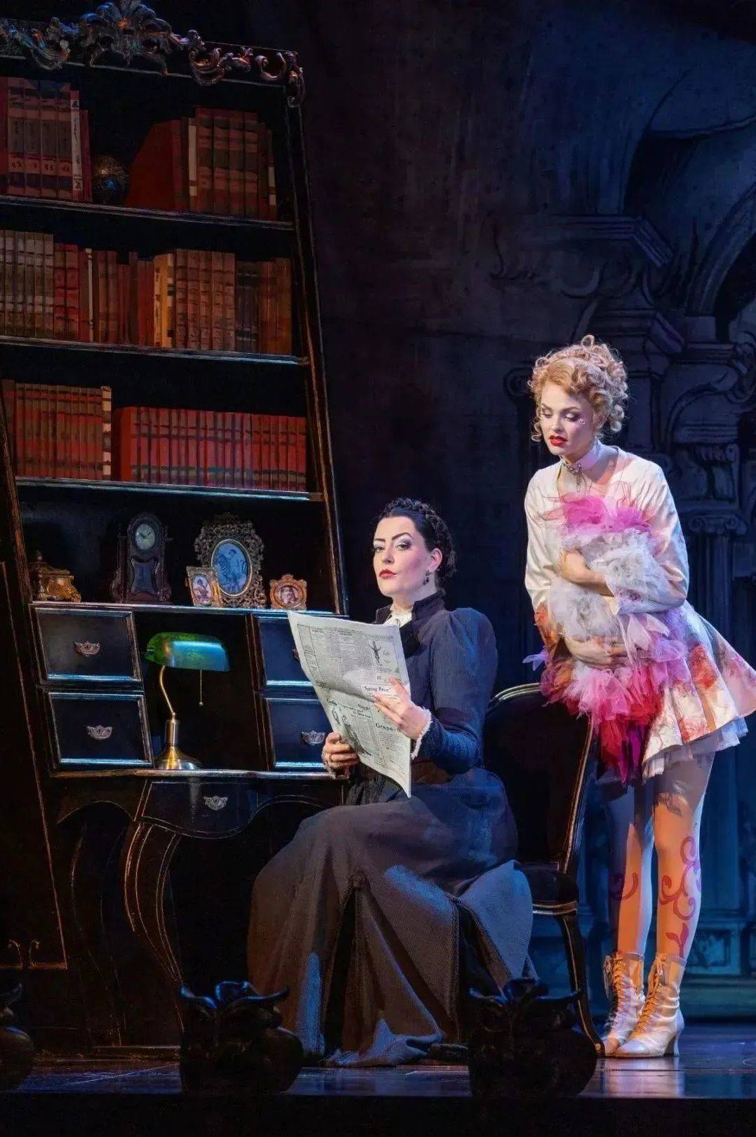 一曲怪诞前奏,美艳活泼的女舞者梅格衔接起纸醉金迷和阴暗深沉的转换