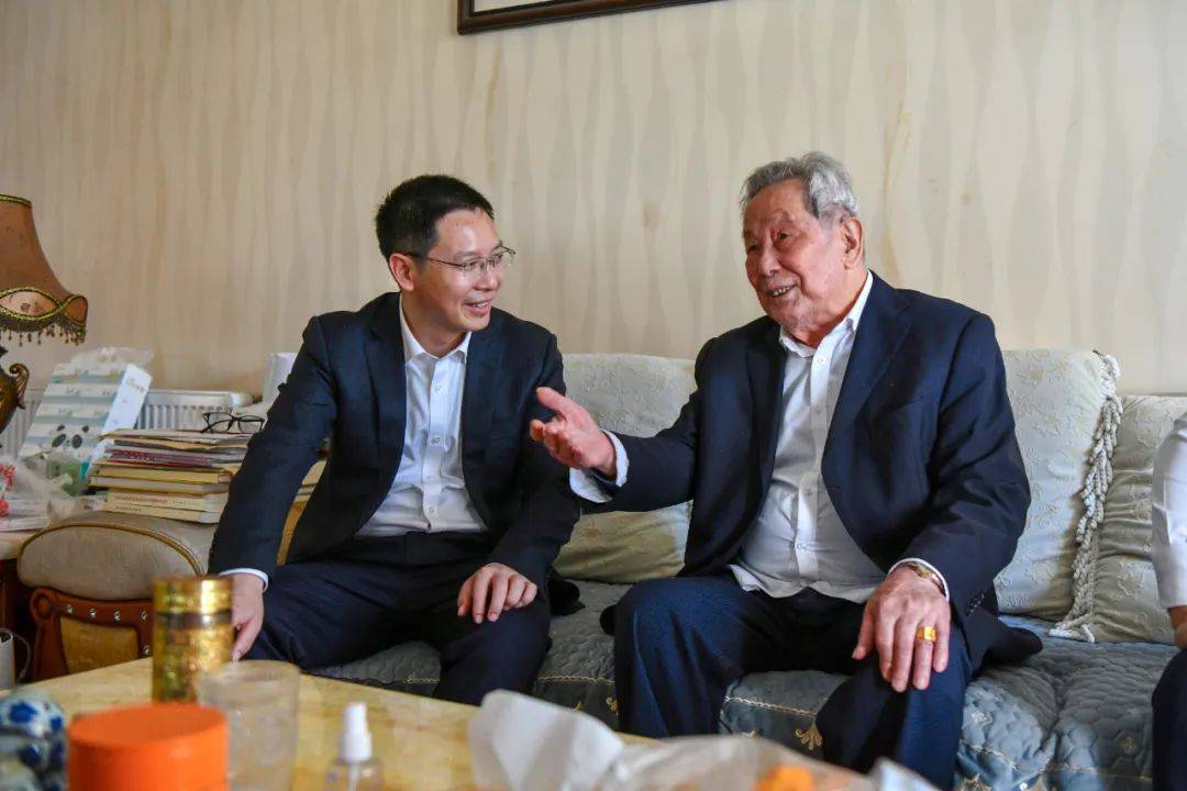 尹国喜看望我区部分老同志