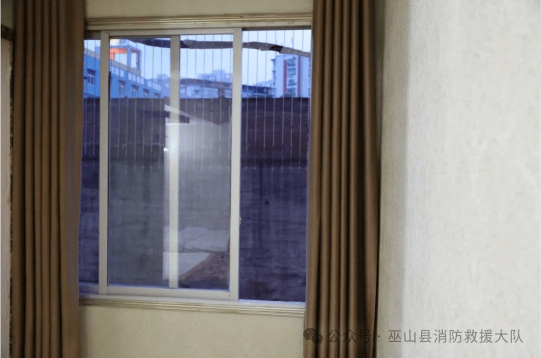 栋巫山县贵和商务宾馆1,房间外窗违规设置影响逃生及灭火救援的防盗网