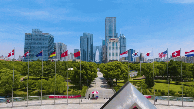 园区赛段以苏州大道为核,贯穿城市中轴线,途经海关大楼,苏州中心,东方