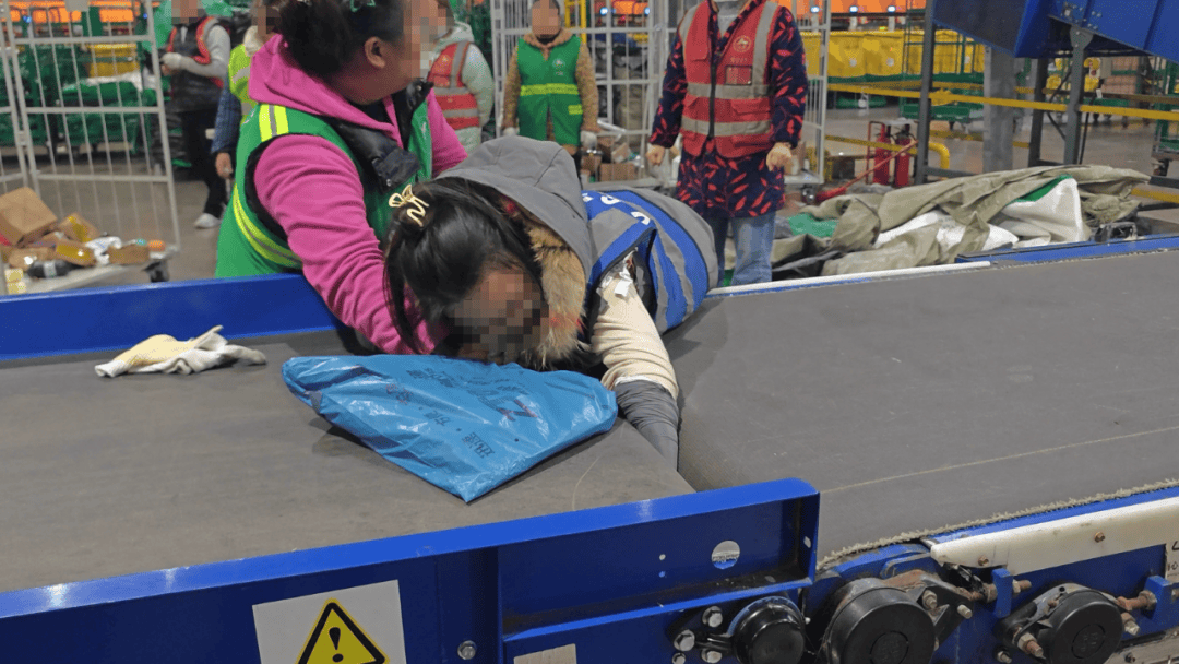 让人身躯一颤下面这起案例使用不慎将引发安全事故扶梯,传送带等设备