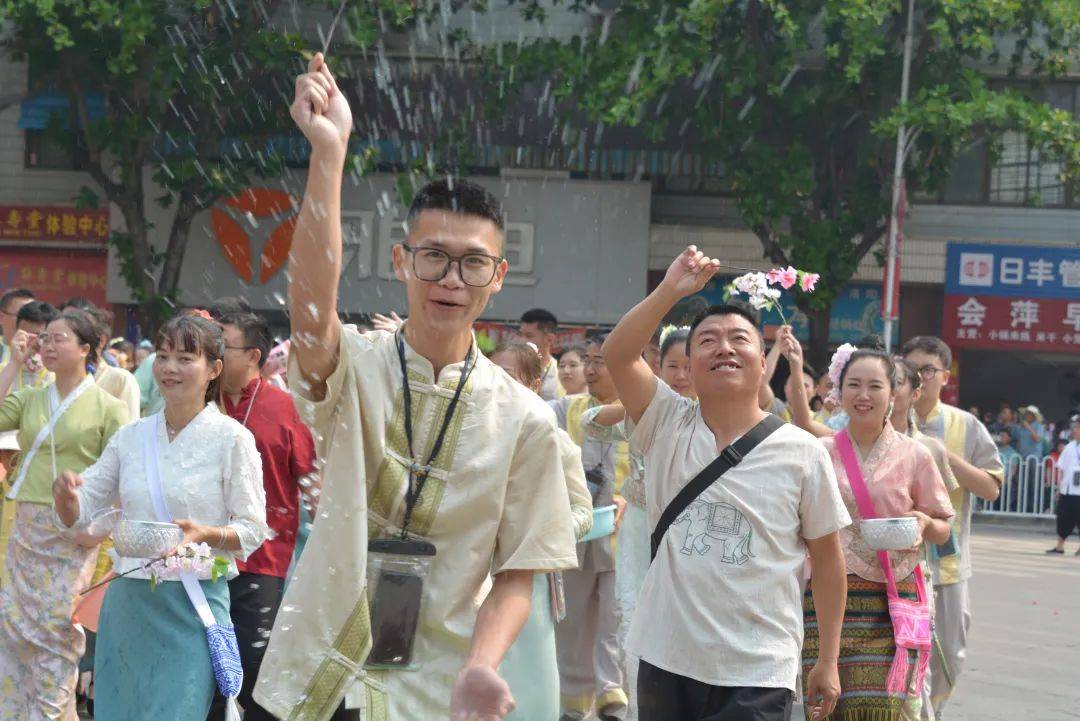 千景之谷花朝水悦景谷2024年采花泼水节系列活动万人赶摆震撼上演