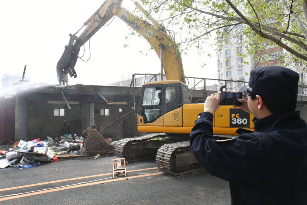 学校医院中间夹违建海淀城管拆