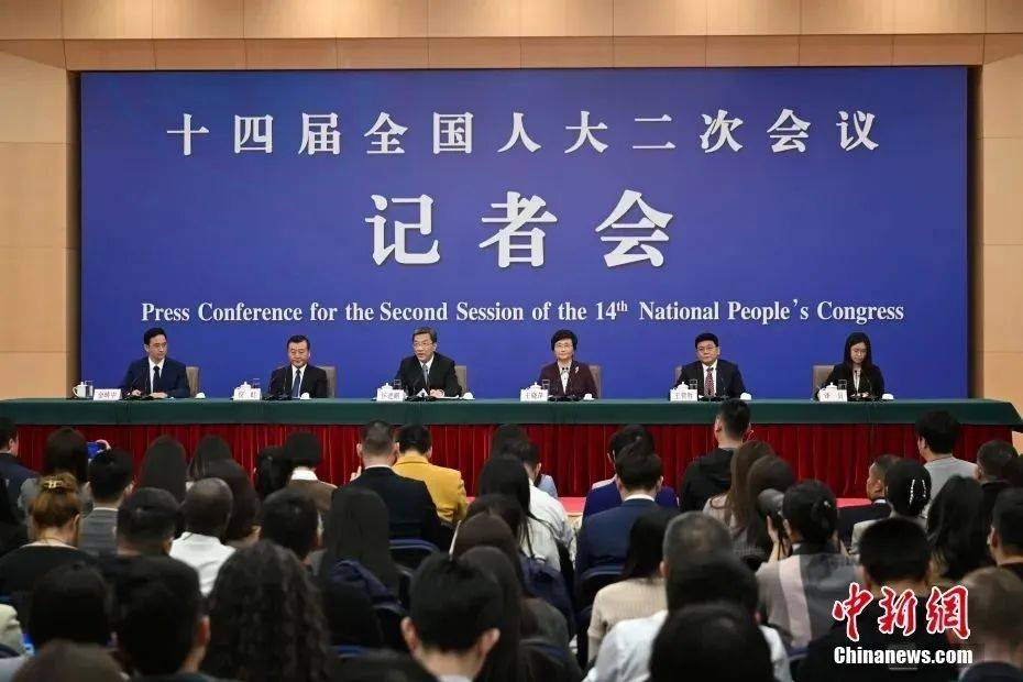 中新社记者 何蓬磊 摄住建部部长倪虹在答问时表示,对于严重资不抵债