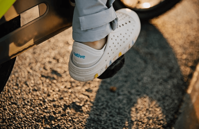 native洞洞鞋jefferson系列灵感来自经典的帆布鞋.